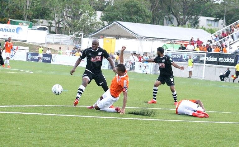 Jean Philippe en acción del juego frente a Cibao FC en santiago